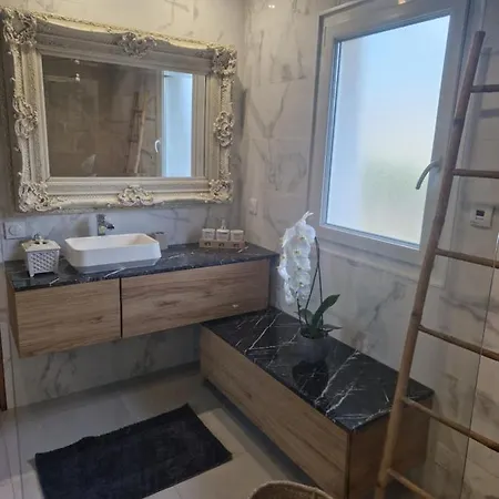 Poppies Villa: Beachside Luxury With Garden & Jacuzzi *