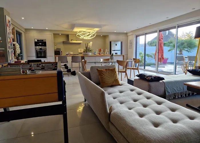 Poppies Villa: Beachside Luxury With Garden & Jacuzzi Villa *