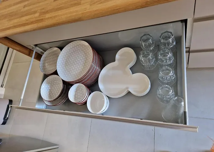 Villa Poppies Villa: Beachside Luxury With Garden & Jacuzzi *