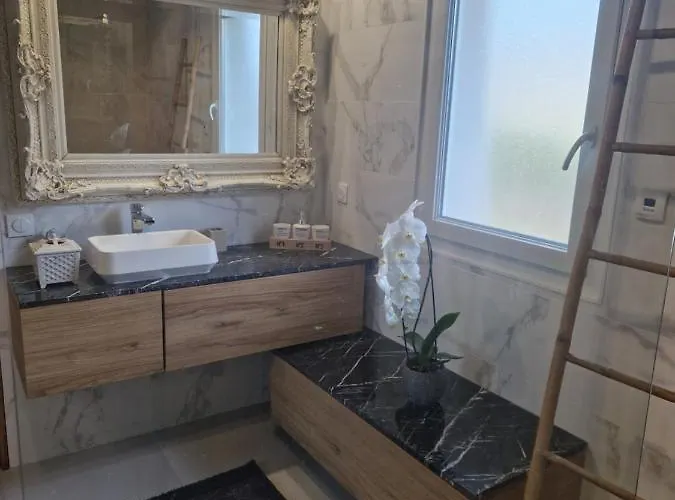 Poppies Villa: Beachside Luxury With Garden & Jacuzzi *