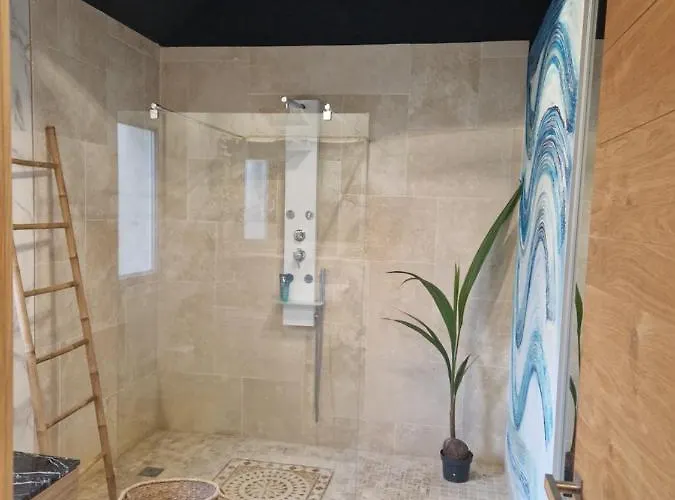 Poppies Villa: Beachside Luxury With Garden & Jacuzzi Villa